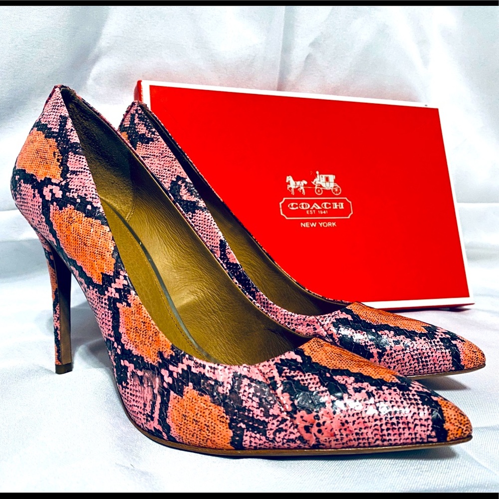 **New** COACH Snake Embossed Pump